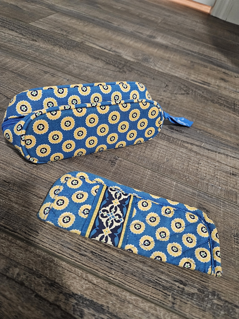 Vera Bradley 9 Pc Set Blue and Yellow Patterned Travel Bags - Picture 4 of 9